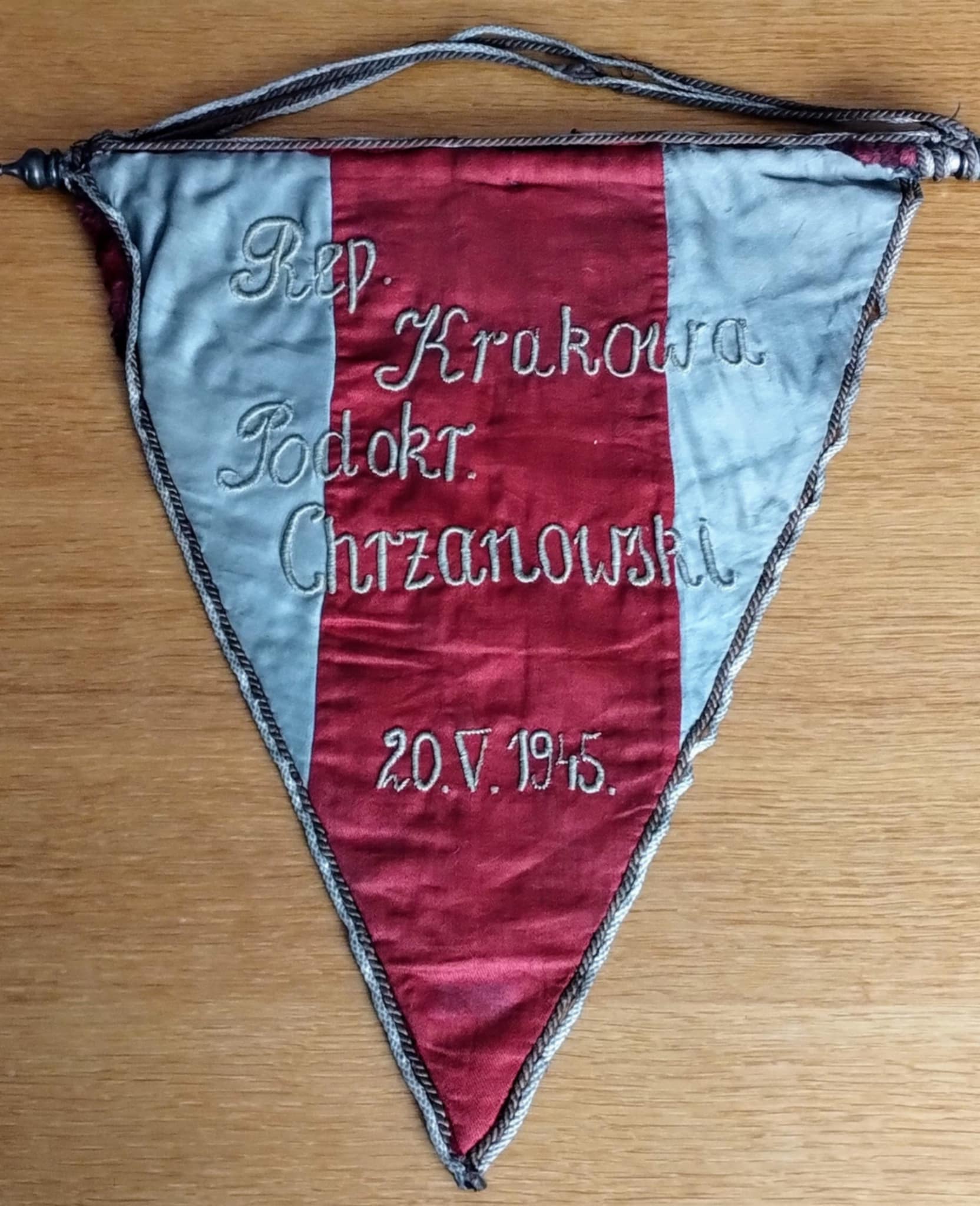 Czarno-białe zdjęcie piłkarza